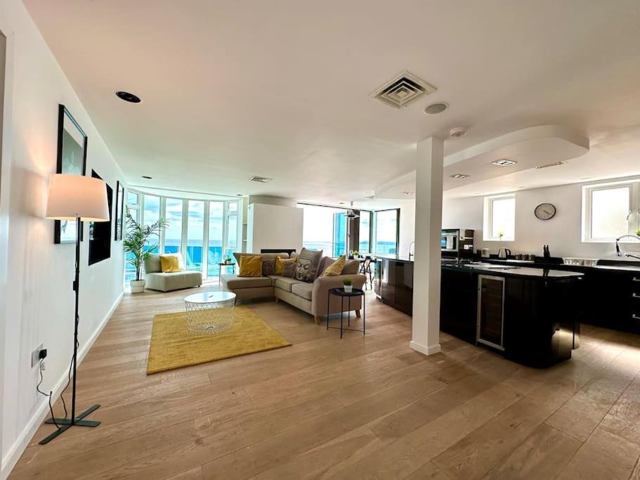 Stunning Panoramic Sea View Beach Location - Sleeps Up To 4 People - Free Parking - The Best Beach! - Great Location - Fast Wifi - Smart Tv - Newly Decorated - Sleeps Up To 4! Close To Bournemouth & Poole Town Centre & Sandbanks المظهر الخارجي الصورة
