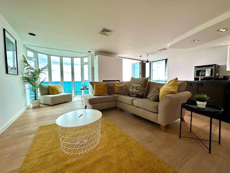 Stunning Panoramic Sea View Beach Location - Sleeps Up To 4 People - Free Parking - The Best Beach! - Great Location - Fast Wifi - Smart Tv - Newly Decorated - Sleeps Up To 4! Close To Bournemouth & Poole Town Centre & Sandbanks المظهر الخارجي الصورة