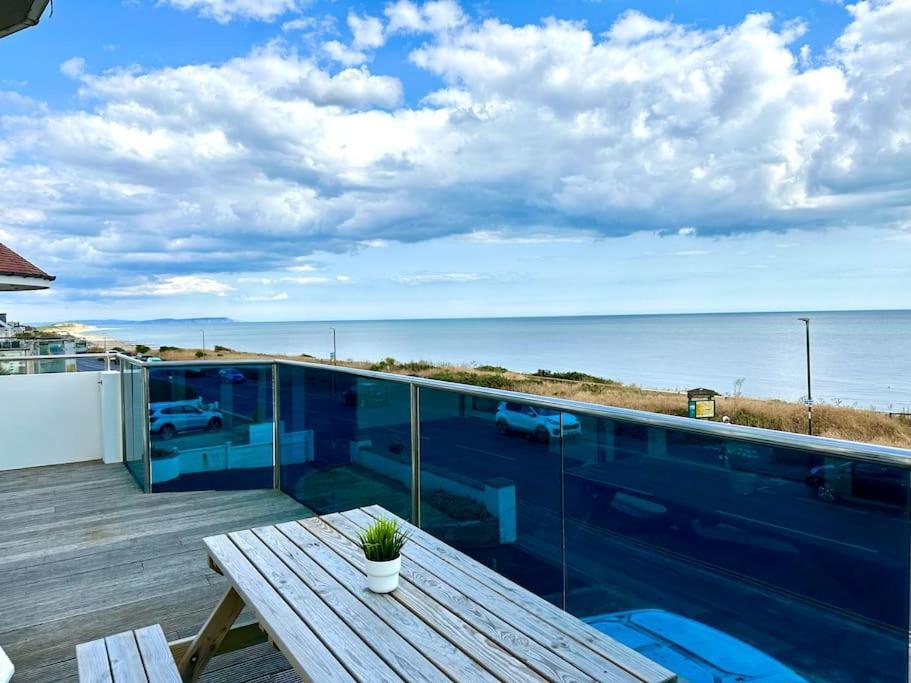 Stunning Panoramic Sea View Beach Location - Sleeps Up To 4 People - Free Parking - The Best Beach! - Great Location - Fast Wifi - Smart Tv - Newly Decorated - Sleeps Up To 4! Close To Bournemouth & Poole Town Centre & Sandbanks المظهر الخارجي الصورة