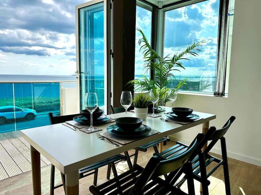 Stunning Panoramic Sea View Beach Location - Sleeps Up To 4 People - Free Parking - The Best Beach! - Great Location - Fast Wifi - Smart Tv - Newly Decorated - Sleeps Up To 4! Close To Bournemouth & Poole Town Centre & Sandbanks المظهر الخارجي الصورة