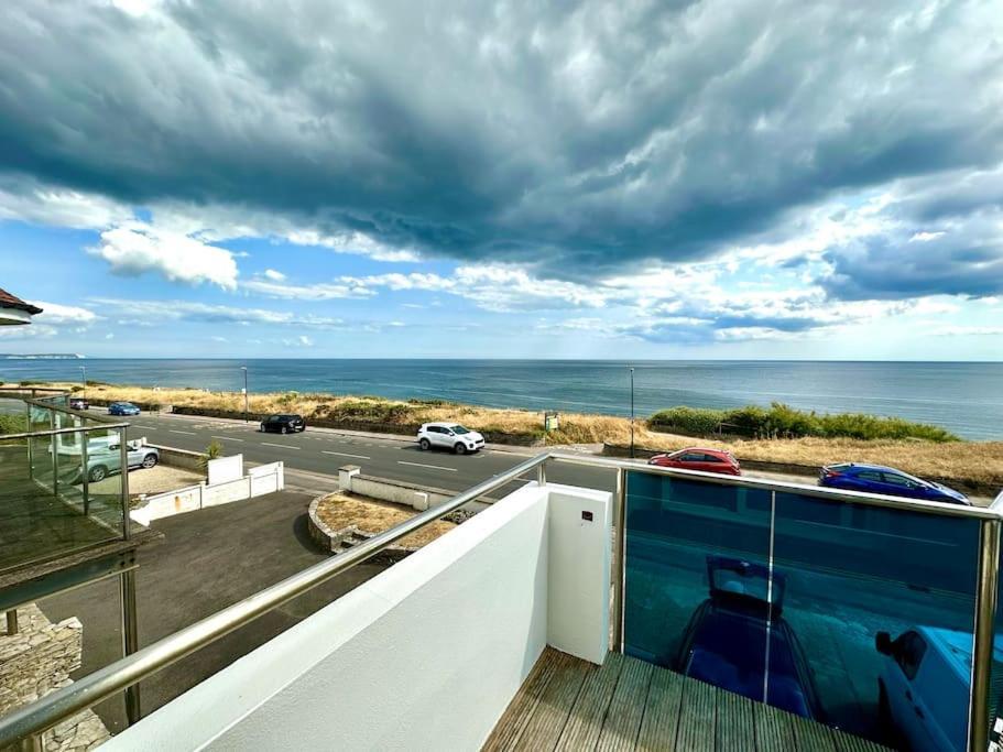 Stunning Panoramic Sea View Beach Location - Sleeps Up To 4 People - Free Parking - The Best Beach! - Great Location - Fast Wifi - Smart Tv - Newly Decorated - Sleeps Up To 4! Close To Bournemouth & Poole Town Centre & Sandbanks المظهر الخارجي الصورة