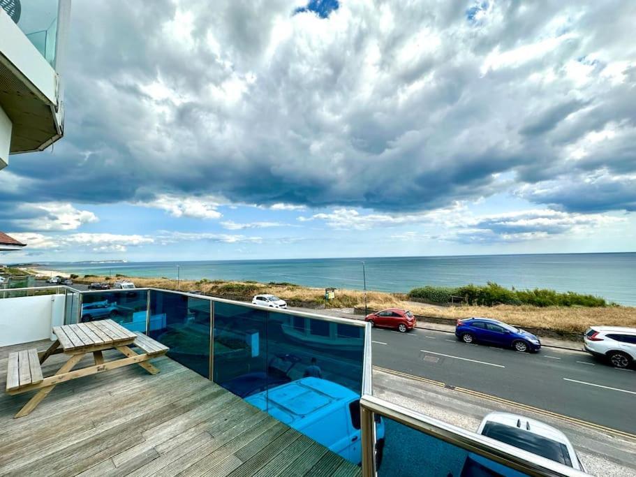 Stunning Panoramic Sea View Beach Location - Sleeps Up To 4 People - Free Parking - The Best Beach! - Great Location - Fast Wifi - Smart Tv - Newly Decorated - Sleeps Up To 4! Close To Bournemouth & Poole Town Centre & Sandbanks المظهر الخارجي الصورة