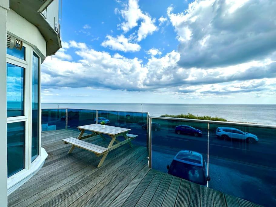 Stunning Panoramic Sea View Beach Location - Sleeps Up To 4 People - Free Parking - The Best Beach! - Great Location - Fast Wifi - Smart Tv - Newly Decorated - Sleeps Up To 4! Close To Bournemouth & Poole Town Centre & Sandbanks المظهر الخارجي الصورة
