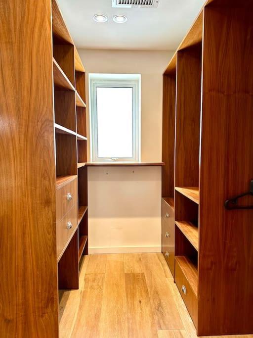 Stunning Panoramic Sea View Beach Location - Sleeps Up To 4 People - Free Parking - The Best Beach! - Great Location - Fast Wifi - Smart Tv - Newly Decorated - Sleeps Up To 4! Close To Bournemouth & Poole Town Centre & Sandbanks المظهر الخارجي الصورة