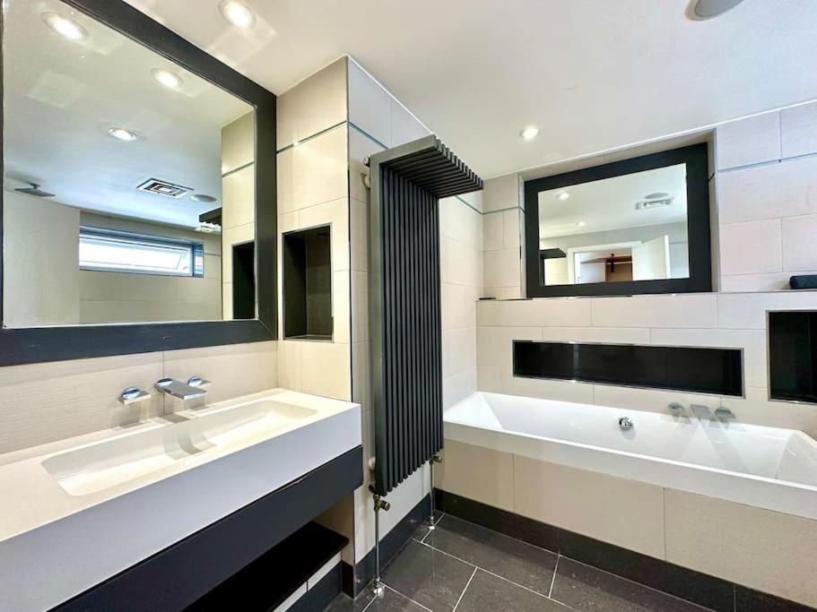 Stunning Panoramic Sea View Beach Location - Sleeps Up To 4 People - Free Parking - The Best Beach! - Great Location - Fast Wifi - Smart Tv - Newly Decorated - Sleeps Up To 4! Close To Bournemouth & Poole Town Centre & Sandbanks المظهر الخارجي الصورة