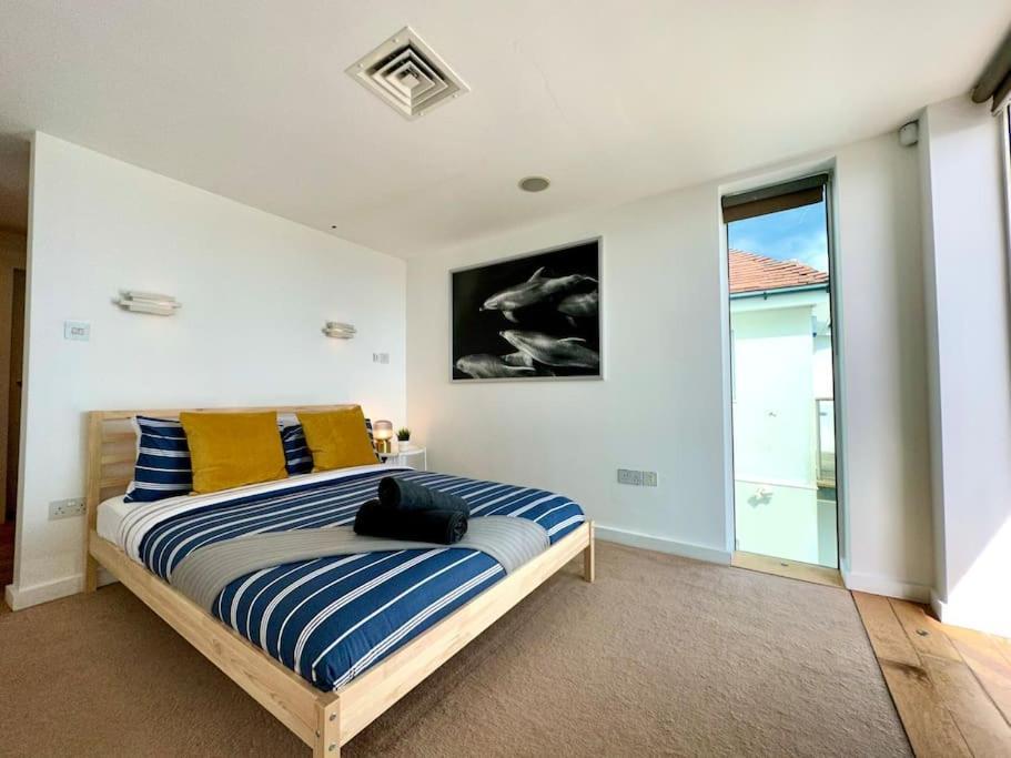Stunning Panoramic Sea View Beach Location - Sleeps Up To 4 People - Free Parking - The Best Beach! - Great Location - Fast Wifi - Smart Tv - Newly Decorated - Sleeps Up To 4! Close To Bournemouth & Poole Town Centre & Sandbanks المظهر الخارجي الصورة