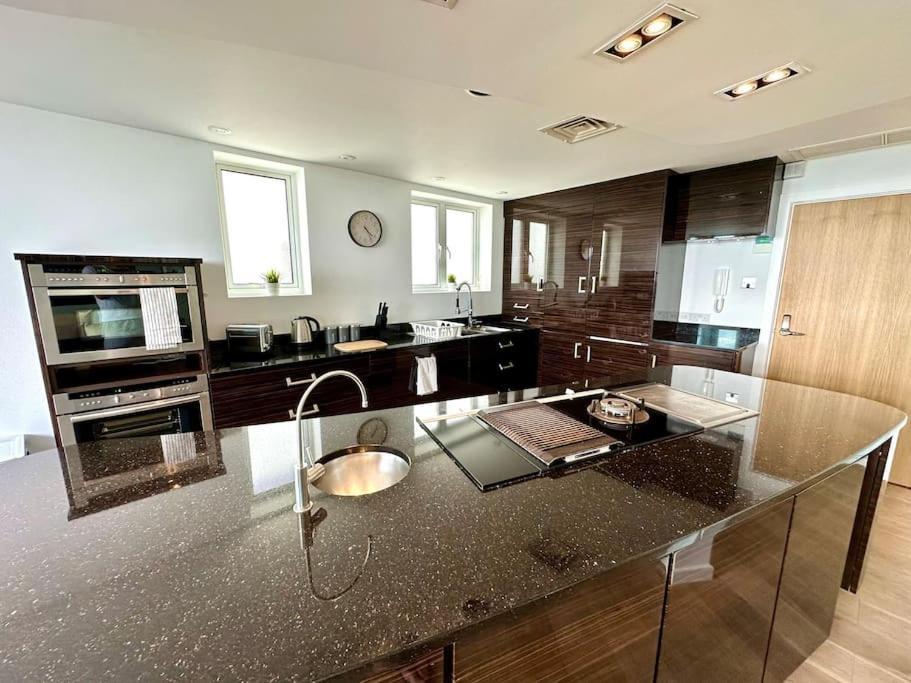 Stunning Panoramic Sea View Beach Location - Sleeps Up To 4 People - Free Parking - The Best Beach! - Great Location - Fast Wifi - Smart Tv - Newly Decorated - Sleeps Up To 4! Close To Bournemouth & Poole Town Centre & Sandbanks المظهر الخارجي الصورة