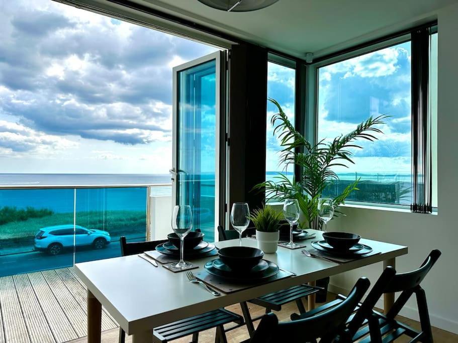Stunning Panoramic Sea View Beach Location - Sleeps Up To 4 People - Free Parking - The Best Beach! - Great Location - Fast Wifi - Smart Tv - Newly Decorated - Sleeps Up To 4! Close To Bournemouth & Poole Town Centre & Sandbanks المظهر الخارجي الصورة