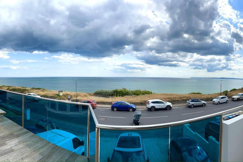 Stunning Panoramic Sea View Beach Location - Sleeps Up To 4 People - Free Parking - The Best Beach! - Great Location - Fast Wifi - Smart Tv - Newly Decorated - Sleeps Up To 4! Close To Bournemouth & Poole Town Centre & Sandbanks المظهر الخارجي الصورة